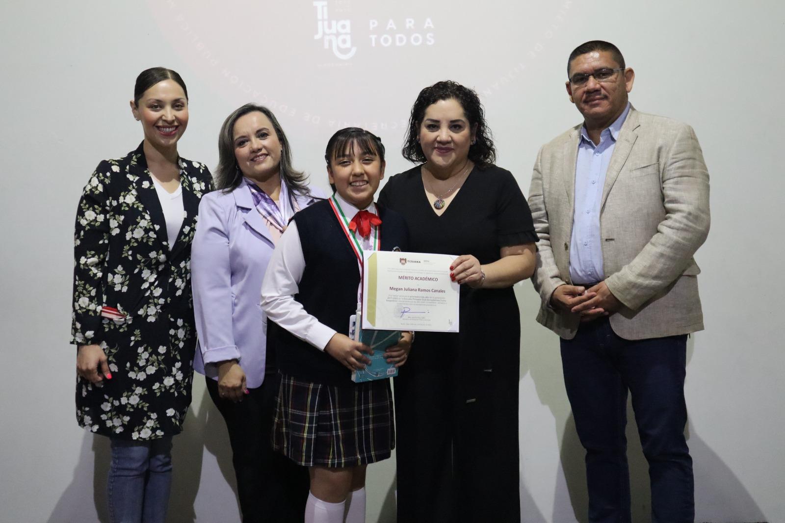 XXIV AYUNTAMIENTO ENTREGA MEDALLAS AL MÉRITO ACADÉMICO A ALUMNOS DESTACADOS DE ESCUELAS MUNICIPALES
