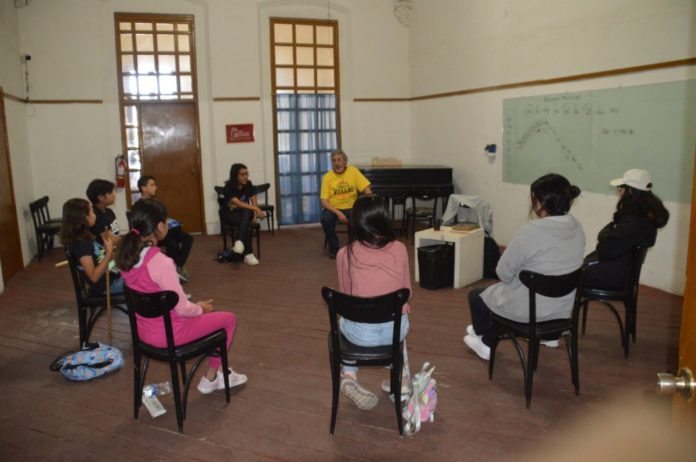 Da instituto de Cultura bienvenida a estudiantes de los cursos de verano en Casa de la Cultura. lasnoticias.info