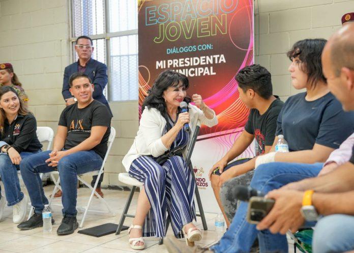 Norma Bustamante escucha y atiende las peticiones de las juventudes de Santa Isabel