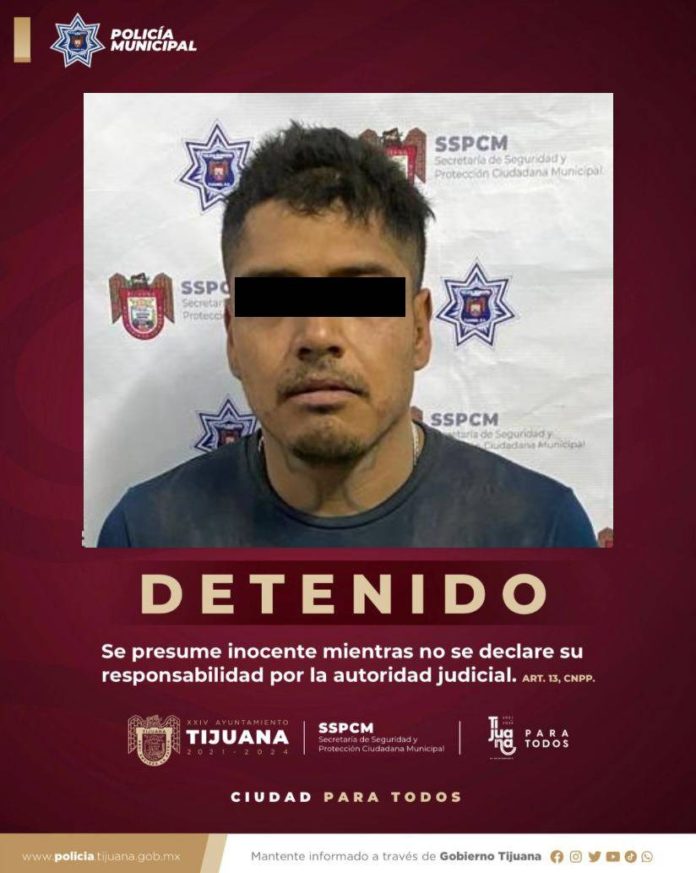 Hombre con fusil de asalto es asegurado por la Policía Municipal. lasnoticias.info