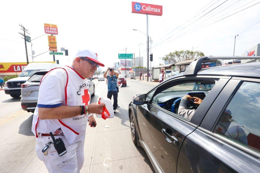 MÁS DE MIL FUNCIONARIOS DEL AYUNTAMIENTO DE TIJUANA "BOTEARON" PARA AYUDAR A LA COLECTA ANUAL DE LA CRUZ ROJA. lasnoticias.info