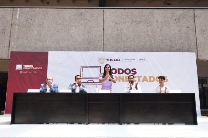MONTSERRAT CABALLERO ENTREGA 200 LAPTOPS A JÓVENES ESTUDIANTES A TRAVÉS DE 