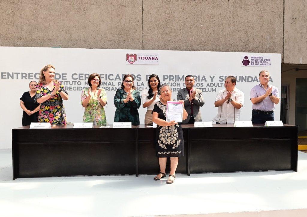 ENTREGA MONTSERRAT CABALLERO CERTIFICADOS DE INEA, RECONOCIÓ A LOS GRADUADOS SUS GANAS DE SUPERARSE. lasnoticias.info