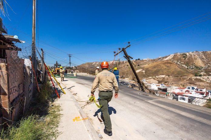 ATIENDE AYUNTAMIENTO DE TIJUANA DESLIZAMIENTO EN CAMINO VERDE CON INMEDIATEZ. lasnoticias.info
