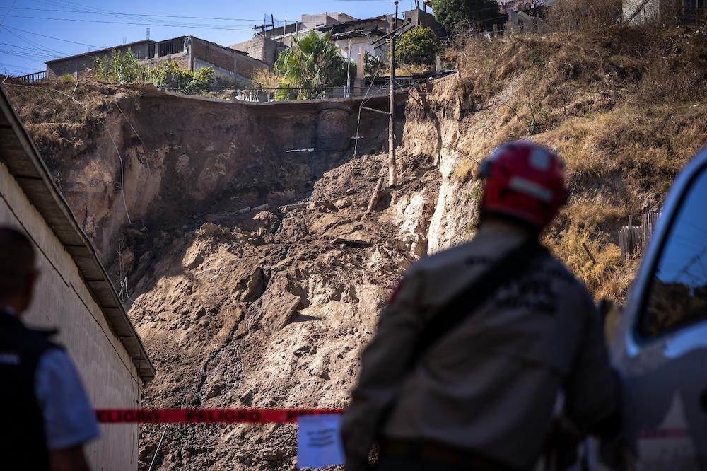 ATIENDE AYUNTAMIENTO DE TIJUANA DESLIZAMIENTO EN CAMINO VERDE CON INMEDIATEZ. lasnoticias.info