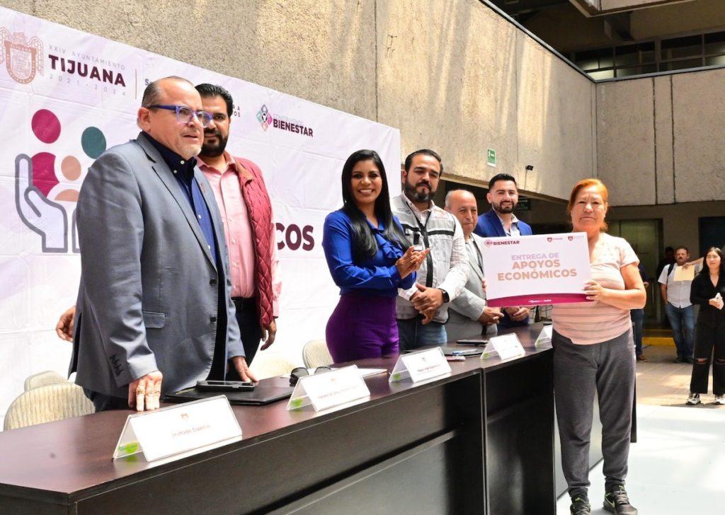 MONTSERRAT CABALLERO ENTREGA APOYOS ECONÓMICOS A 150 FAMILIAS TIJUANENSES. lasnoticias.info