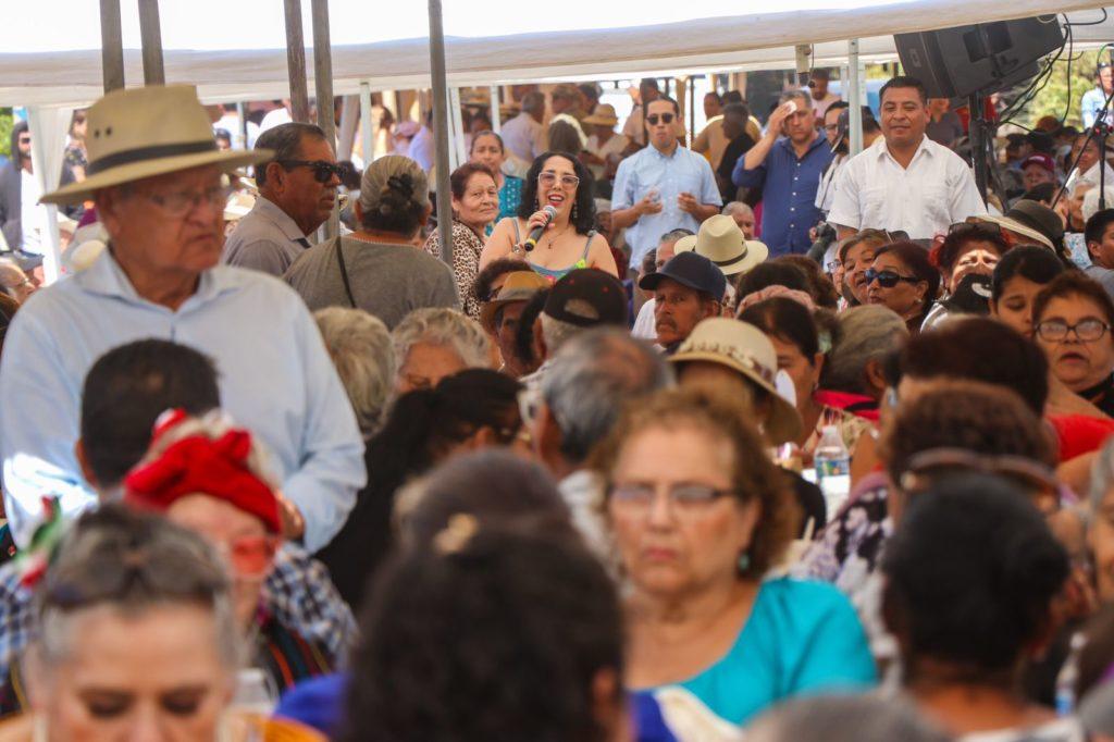Hubo música en vivo, degustación de alimentos y rifas. Playas de Rosarito, B.C. 29 de agosto de 2023.- El Gobierno de la Ciudad, a través del Desarrolllo Integral de la Familia Rosarito (DIF), celebró a más de 800 adultos mayores en el ‘Festival por amor al Abuelo’, el cual fue encabezado por la presidente municipal, Araceli Brown Figueredo. “Ustedes representan años de experiencia, amor, sabiduría y un aporte que han dado a nuestra ciudad. Ustedes son prioridad para mi gobierno y en DIF Rosarito, tienen una familia que siempre procura que ustedes tengan armonía y bienestar”; dijo Araceli Brown Figueredo. La primera edil reafirmó el compromiso que su administración tiene con la promoción y protección de los derechos de este sector de la población; así como impulsar estrategias que los dignifiquen, a través de la inclusión y el bienestar. El director del DIF Rosarito, Ernesto Díaz Pérez, detalló que asistieron más de 800 abuelitas y abuelitos de los 32 grupos de la tercera edad del Quinto Municipio, quienes disfrutaron de música en vivo, comida y rifas. Díaz Pérez agradeció a la alcaldesa Araceli Brown y al secretario del Bienestar Social Municipal, Daniel Garduño Espinoza, por el apoyo brindado para llevar a cabo el festival y a todo el equipo de trabajo de la institución, por su tiempo en la organización del evento. lasnoticias.info