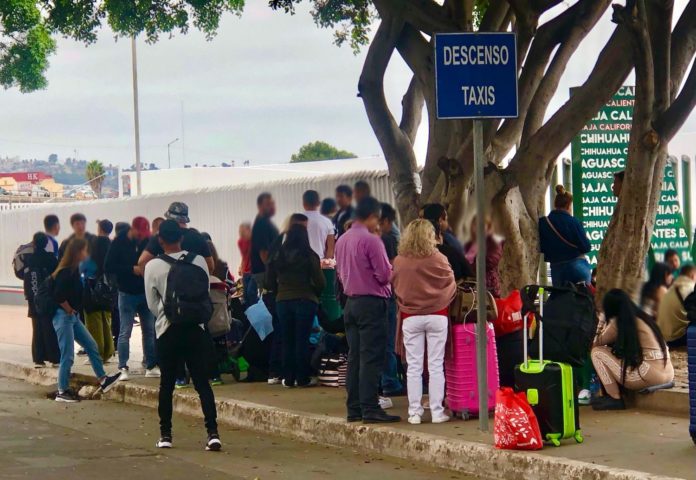 ESPERA AYUNTAMIENTO DE TIJUANA TRATO HUMANO A MIGRANTES RETORNADOS DE EU A LUGARES DE ORIGEN. lasnoticias.info