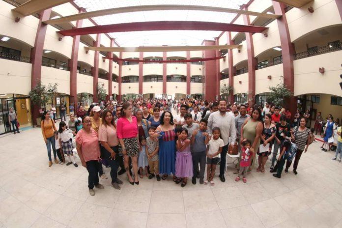 Entrega Araceli Brown 300 vales de uniforme para estudiantes de preescolar y primaria. lasnoticias.info