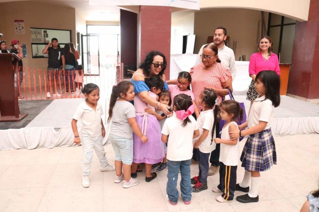 Entrega Araceli Brown 300 vales de uniforme para estudiantes de preescolar y primaria. lasnoticias.info