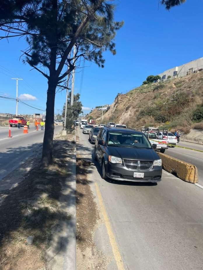 CIERRA AYUNTAMIENTO DE TIJUANA CARRIL DE CIRCULACIÓN EN LIBRAMIENTO ROSAS MAGALLÓN POR REPARACIONES. lasnoticias.info