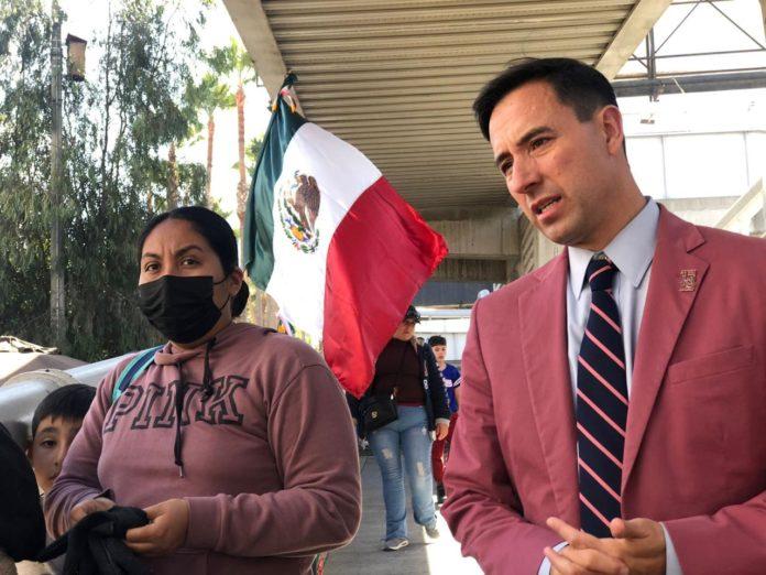 POLICÍA MUNICIPAL Y DMAM BRINDAN INFORMACIÓN A SOLICITANTES DE ASILO EN GARITA DE SAN YSIDRO. lasnoticias.info