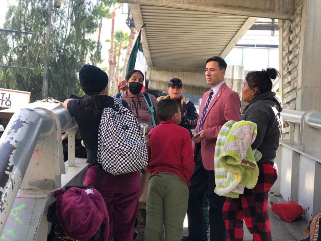 POLICÍA MUNICIPAL Y DMAM BRINDAN INFORMACIÓN A SOLICITANTES DE ASILO EN GARITA DE SAN YSIDRO. lasnoticias.info