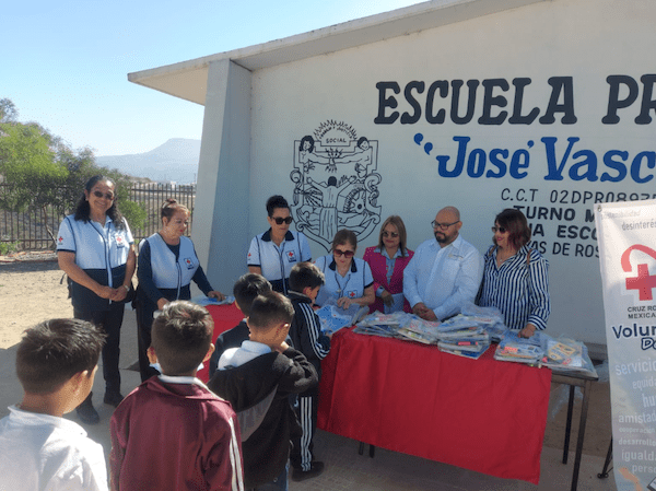 ENTREGAN SECRETARÍA DE EDUCACIÓN Y DAMAS VOLUNTARIAS DE CRUZ ROJA ÚTILES A ESTUDIANTES DE PRIMARIAS EN ROSARITO. lasnoticias.info