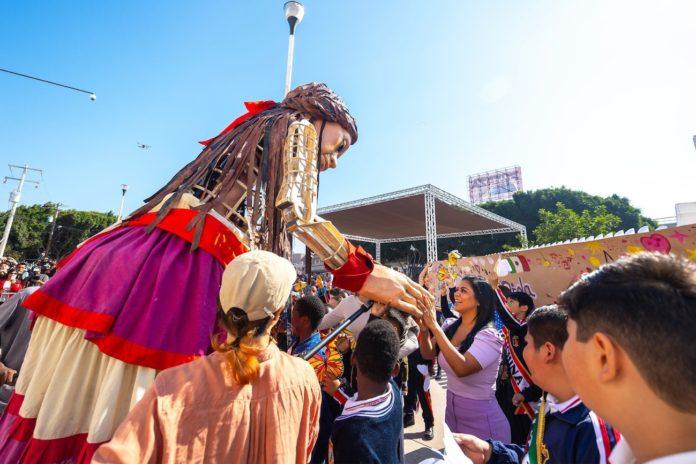 ALCALDESA MONTSERRAT CABALLERO RECIBE JUNTO CON LA GOBERNADORA A NIÑA SIRIA 