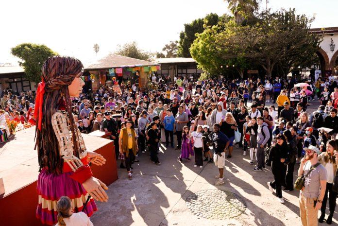 FUNCIONARIOS MUNICIPALES ACOMPAÑARON A AMAL EN RECORRIDO POR LAS TRADICIONES MEXICANAS EN LA CASA DE LA CULTURA PLAYAS DE TIJUANA. lasnoticias.info