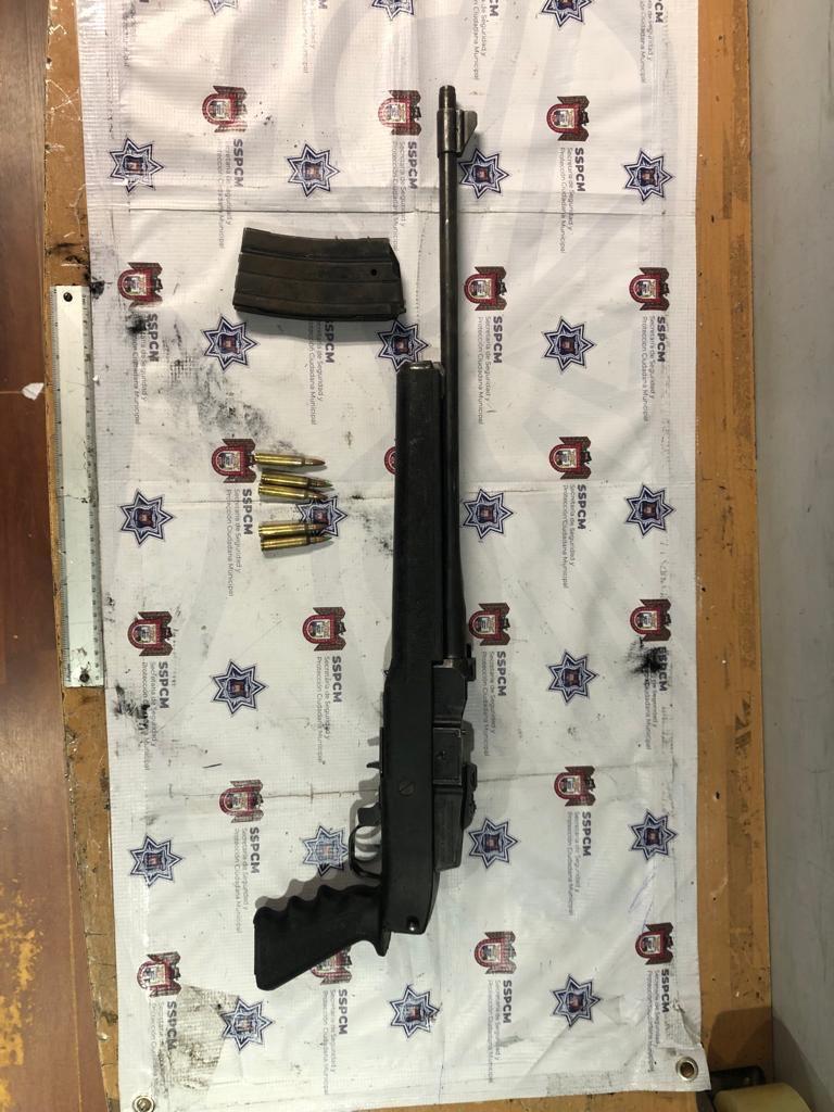 POLICÍA MUNICIPAL Y SEDENA DECOMISAN ARSENAL Y CAPTURAN A DOS INTEGRANTES DE CÉLULA DELICTIVA. lasnoticias.info