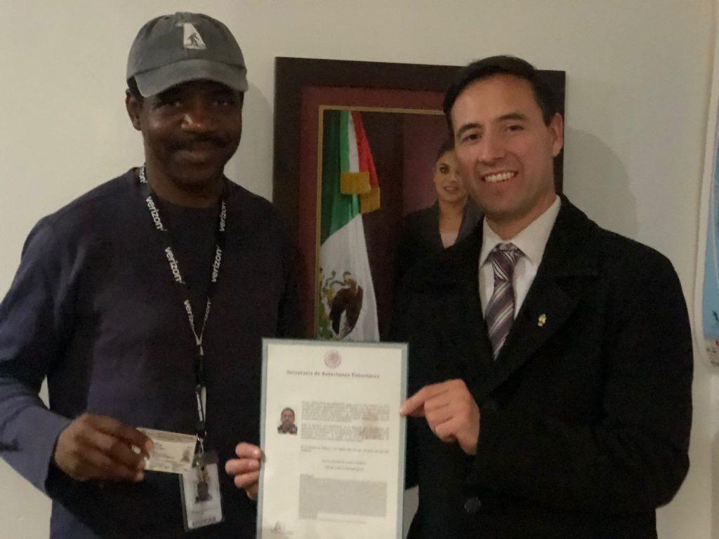 ATIENDE AYUNTAMIENTO DE TIJUANA A PRIMER MIGRANTE NIGERIANO NATURALIZADO MEXICANO. lasnoticias.info
