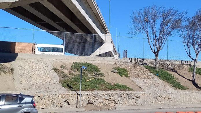 MALLA CICLÓNICA EN CANALIZACIÓN DEL RÍO COLOCADA POR ELEMENTOS DE SEDENA, DELIMITARÁN ZONA DE OPERACIONES DE VIADUCTO ELEVADO. lasnoticias.info