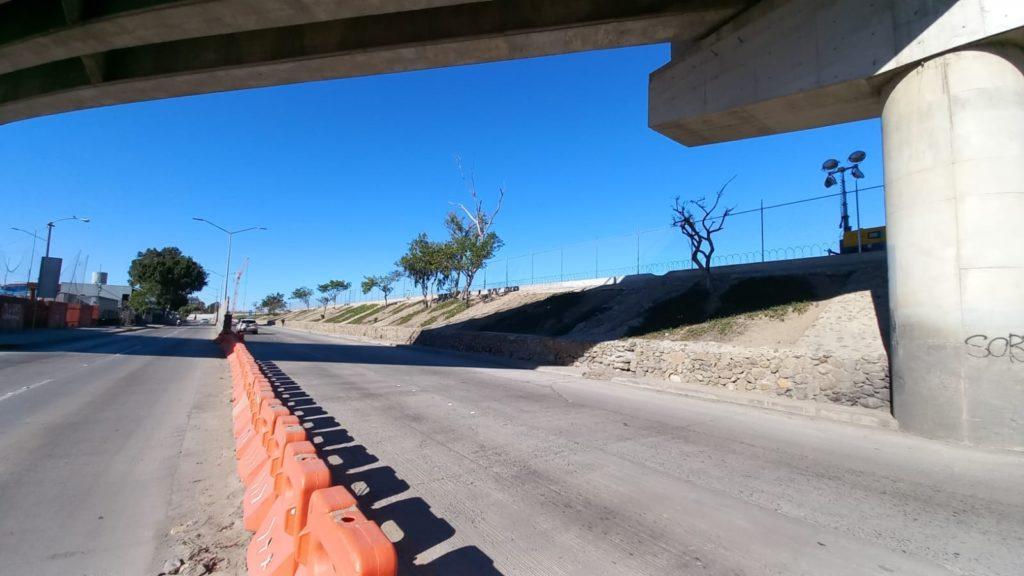 MALLA CICLÓNICA EN CANALIZACIÓN DEL RÍO COLOCADA POR ELEMENTOS DE SEDENA, DELIMITARÁN ZONA DE OPERACIONES DE VIADUCTO ELEVADO. lasnoticias.info