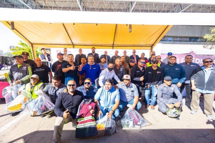 ENTREGA AYUNTAMIENTO UNIFORMES PARA INVIERNO A TRABAJADORES DE CAMPO. lasnoticias.info
