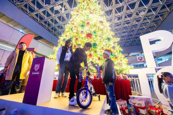 ALCALDESA MONTSERRAT CABALLERO ENCIENDE ARBOL NAVIDEÑO DE MÁS 10 METROS DE ALTURA EN PALACIO MUNICIPAL. lasnoticias.info
