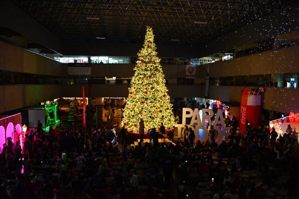 ALCALDESA MONTSERRAT CABALLERO ENCIENDE ARBOL NAVIDEÑO DE MÁS 10 METROS DE ALTURA EN PALACIO MUNICIPAL. lasnoticias.info