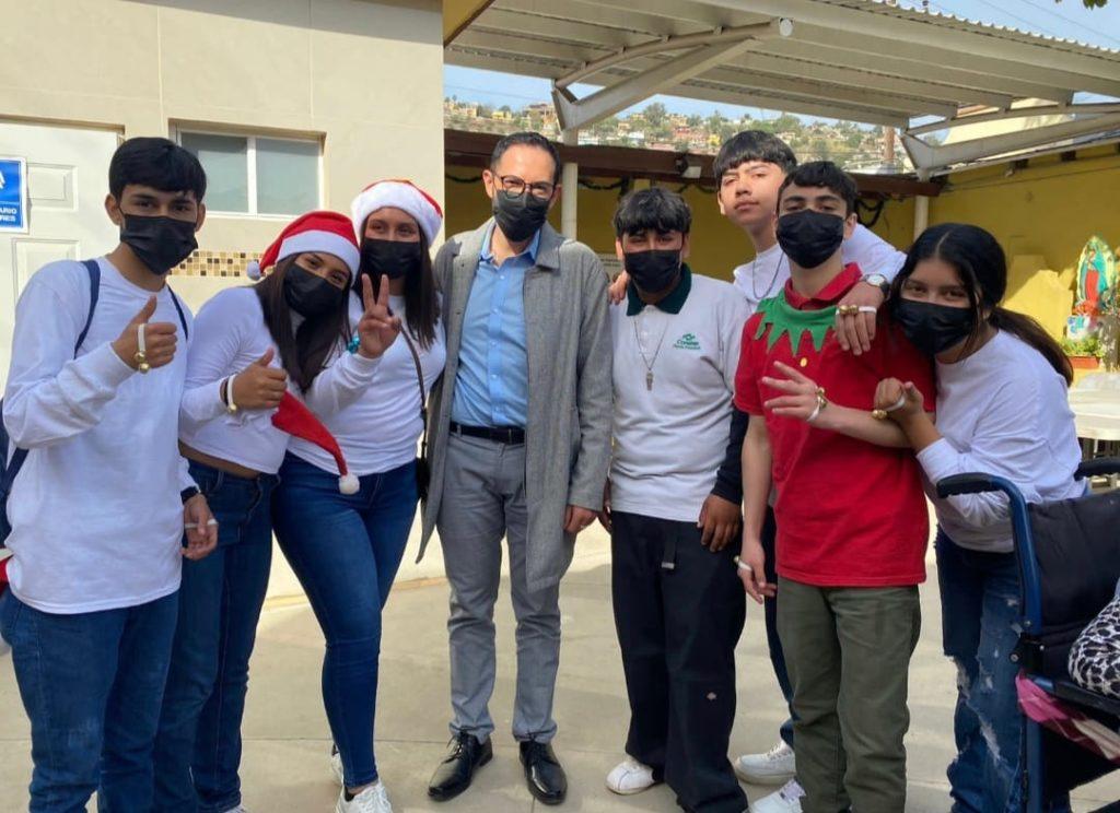 LLEVAN ESTUDIANTES DE CONALEP ENSENADA DONATIVOS A PERSONAS MAYORES DE CASA HOGAR. lasnoticias.info