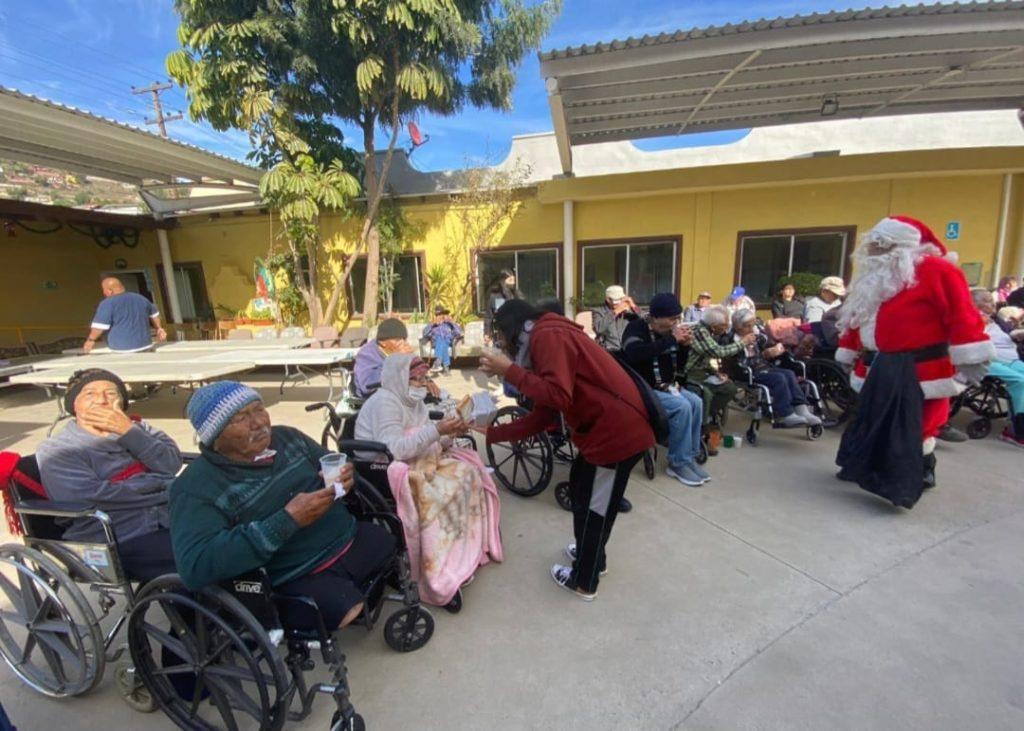 LLEVAN ESTUDIANTES DE CONALEP ENSENADA DONATIVOS A PERSONAS MAYORES DE CASA HOGAR. lasnoticias.info