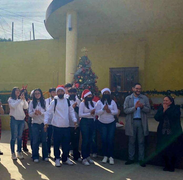 LLEVAN ESTUDIANTES DE CONALEP ENSENADA DONATIVOS A PERSONAS MAYORES DE CASA HOGAR. lasnoticias.info
