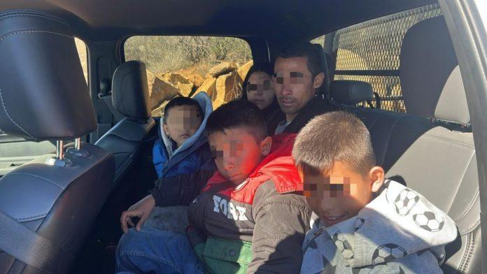 REFUERZA POLICÍA MUNICIPAL APOYO A POBLACIÓN MIGRANTE; RESCATA A FAMILIA EXTRAVIADA EN CERRO. lasnoticias.info