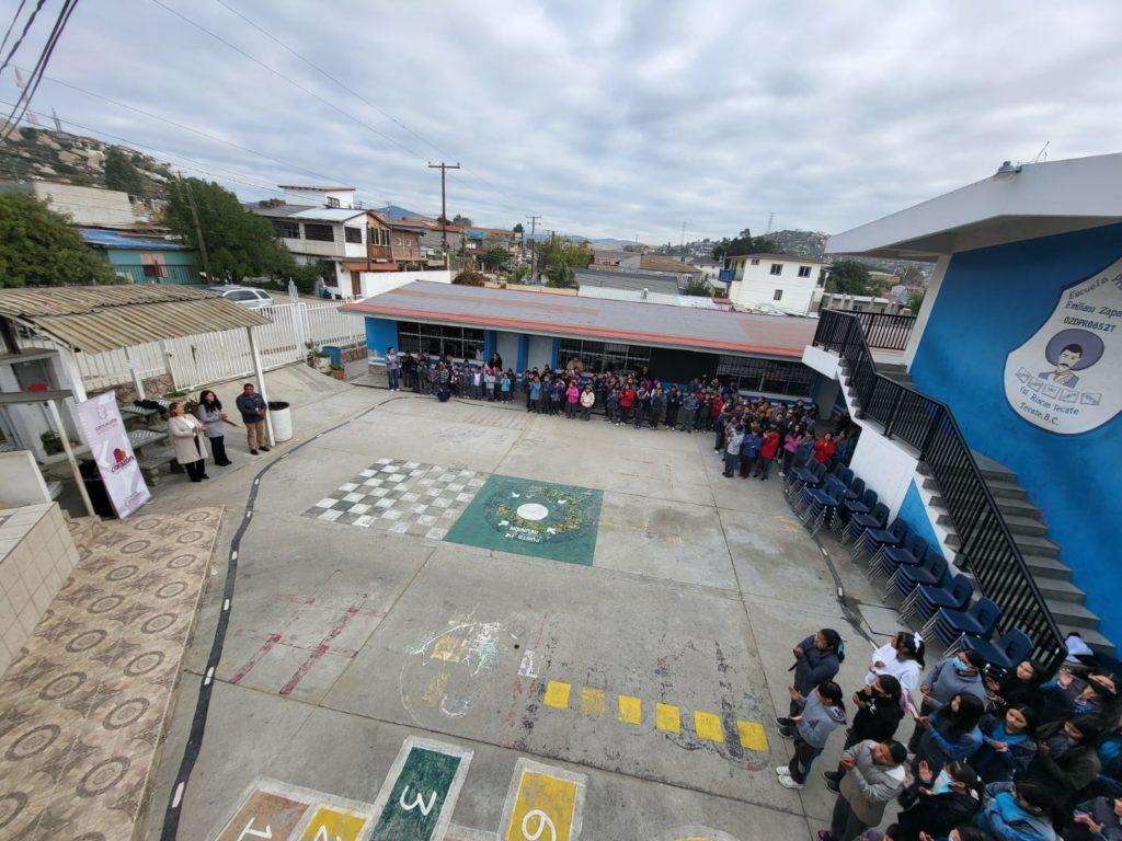 ENTREGA SECRETARÍA DE EDUCACIÓN MOBILIARIO A PRIMARIAS Y SECUNDARIAS DE TECATE. lasnoticias.info