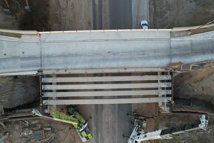 CONCLUYE SIDURT MONTAJE DE TRABES EN NUEVO PUENTE DEL NODO VIAL EL SAUZAL EN ENSENADA. lasnoticias.info