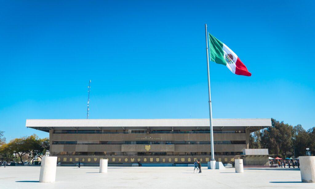 Encabeza Ismael Burgueño ceremonia del Día de la Bandera. lasnoticias.info