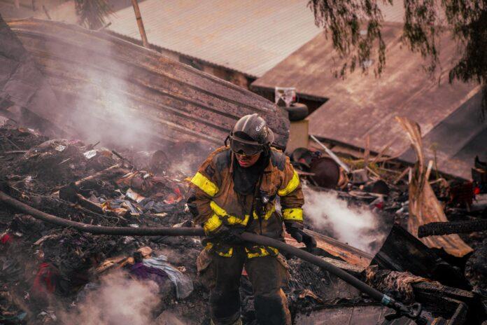 ATIENDE XXV AYUNTAMIENTO DE TIJUANA A FAMILIAS AFECTADAS TRAS INCENDIO EN PEDREGAL DE SANTA JULIA. lasnoticias.info