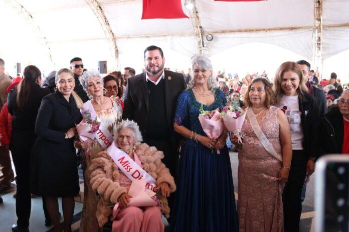 Festeja Ismael Burgueño Día del Amor y la Amistad con abuelitos de Tijuana