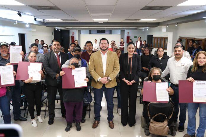 Entrega Ismael Burgueño títulos de propiedad a 28 familias tijuanenses