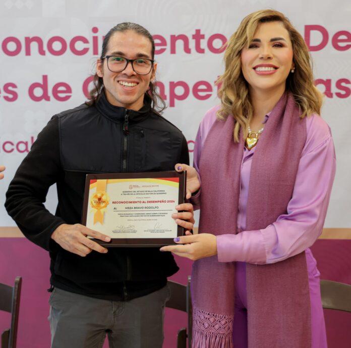 ENTREGA GOBERNADORA MARINA DEL PILAR RECONOCIMIENTO AL DESEMPEÑO A PERSONAS SERVIDORAS PÚBLICAS.lasnoticias.info