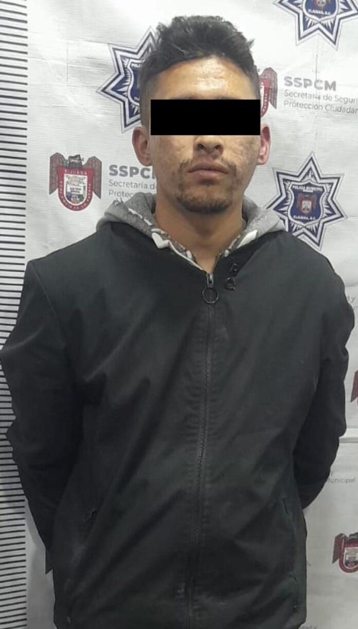 Tras rápida acción policial son detenidos dos hombres por actos de vandalismo al rociar combustible en una cafetería.lasnoticias.info