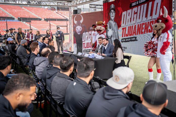 Abandera Ismael Burgueño al equipo de béisbol de Toros de Tijuana rumbo a la temporada 2025 de la Liga Mexicana de Béisbol.lasnoticias.info