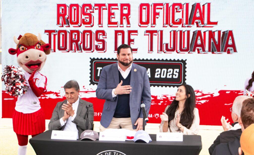 Abandera Ismael Burgueño al equipo de béisbol de Toros de Tijuana rumbo a la temporada 2025 de la Liga Mexicana de Béisbol.lasnoticias.info