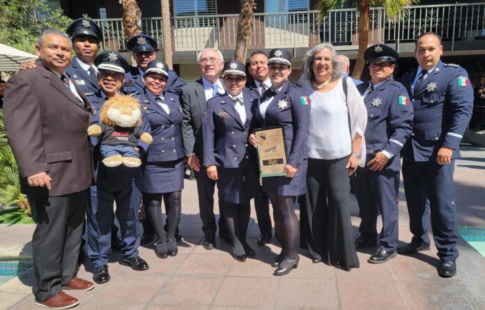 Reconocen a Oficial Municipal de Tijuana como ˈInstructora D.A.R.E. del Añoˈ en congreso nacional