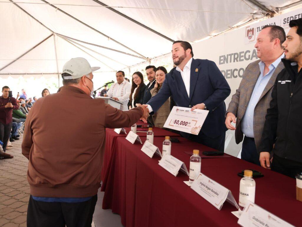 Entrega presidente municipal Ismael Burgueño 438 créditos a emprendedores de Tijuana .lasnoticias.info