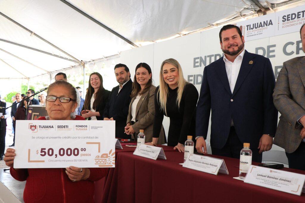 Entrega presidente municipal Ismael Burgueño 438 créditos a emprendedores de Tijuana .lasnoticias.info