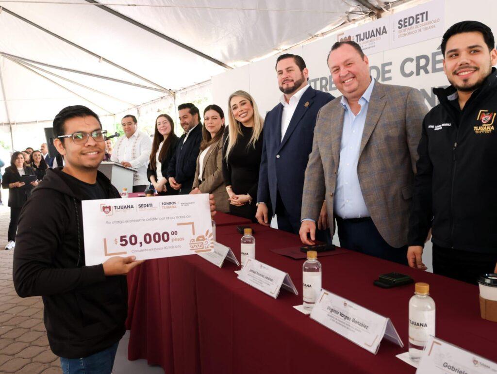 Entrega presidente municipal Ismael Burgueño 438 créditos a emprendedores de Tijuana .lasnoticias.info