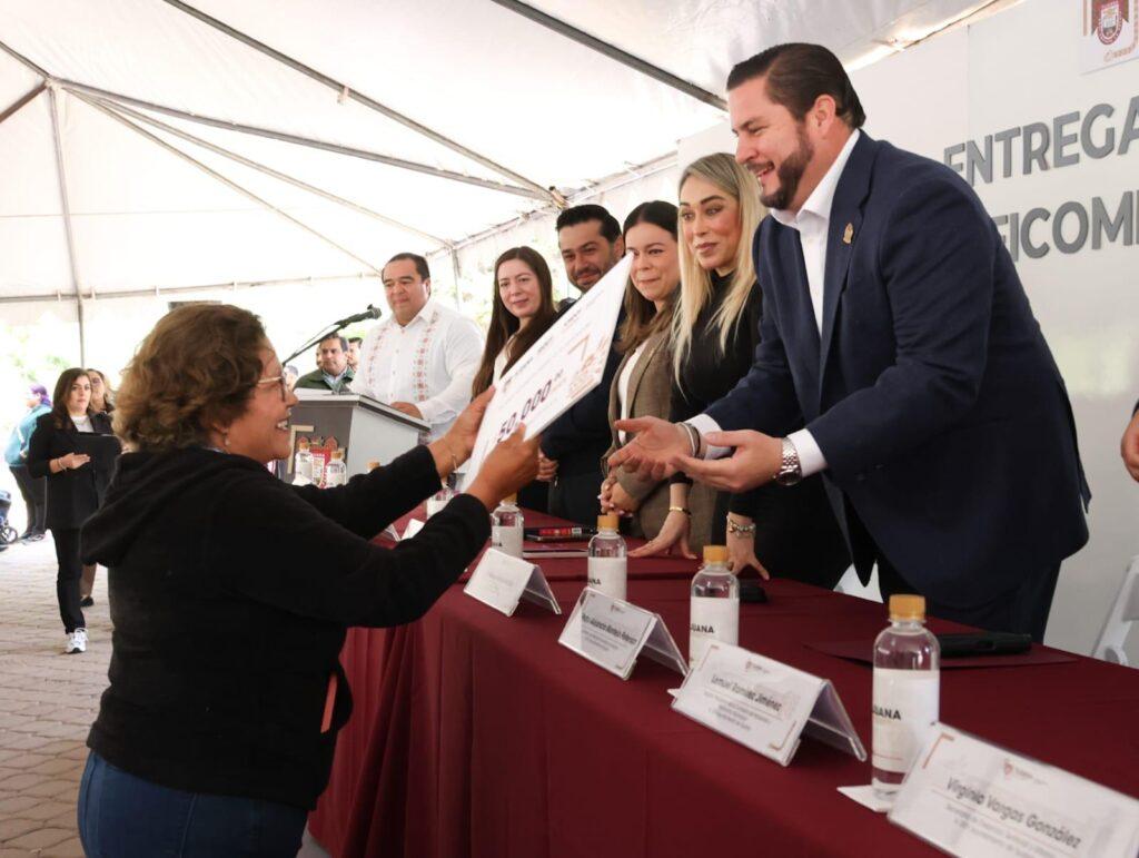 Entrega presidente municipal Ismael Burgueño 438 créditos a emprendedores de Tijuana .lasnoticias.info
