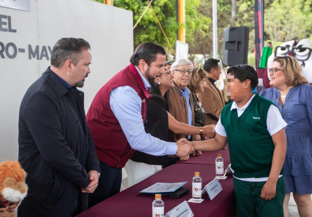 Entrega Ismael Burgueño reconocimientos del programa D.A.R.E en beneficio de estudiantes de primaria y secundaria.lasnoticias.info
