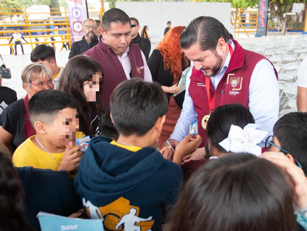 Entrega Ismael Burgueño reconocimientos del programa D.A.R.E en beneficio de estudiantes de primaria y secundaria.lasnoticias.info