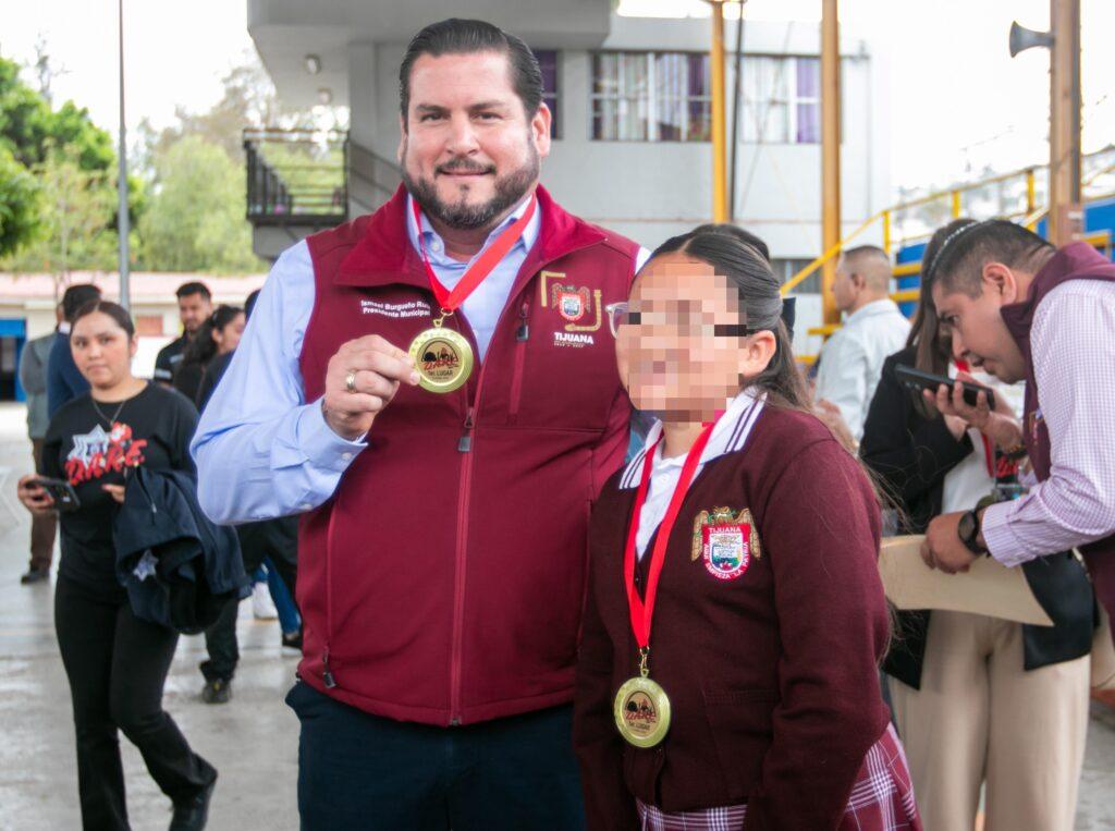 Entrega Ismael Burgueño reconocimientos del programa D.A.R.E en beneficio de estudiantes de primaria y secundaria.lasnoticias.info