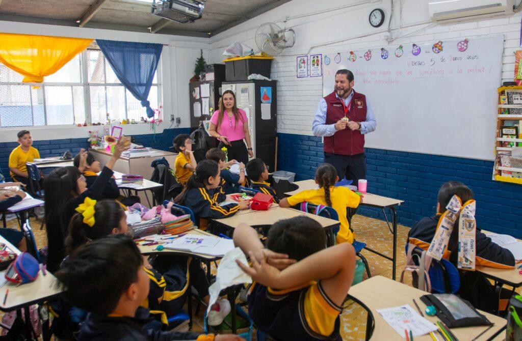 Entrega Ismael Burgueño reconocimientos del programa D.A.R.E en beneficio de estudiantes de primaria y secundaria.lasnoticias.info
